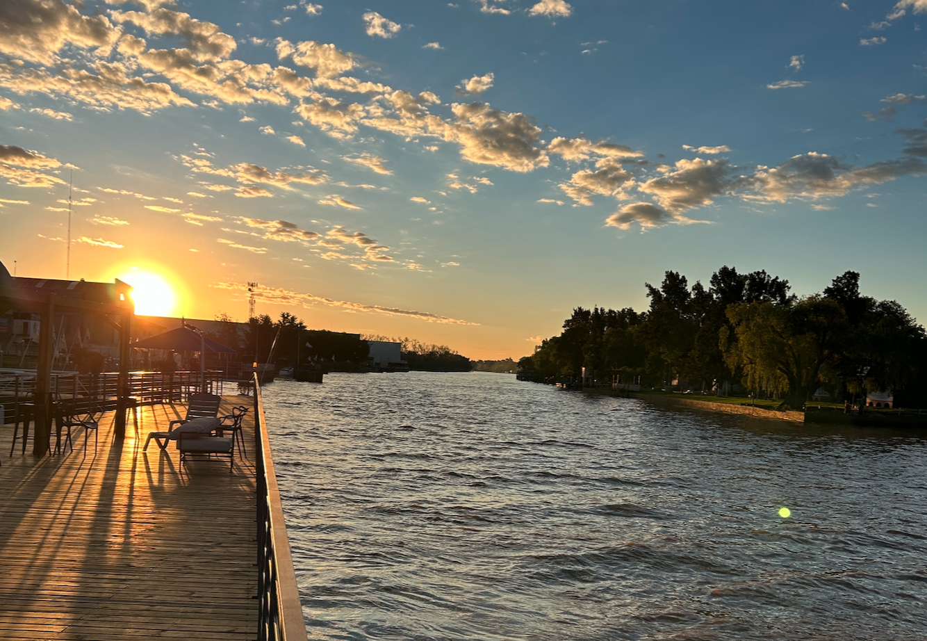 Excursión al atardecer por el río Paraná